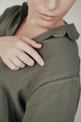 CHEMISE EN GAZE DE COTON VERT SAUGE ~ AWAN